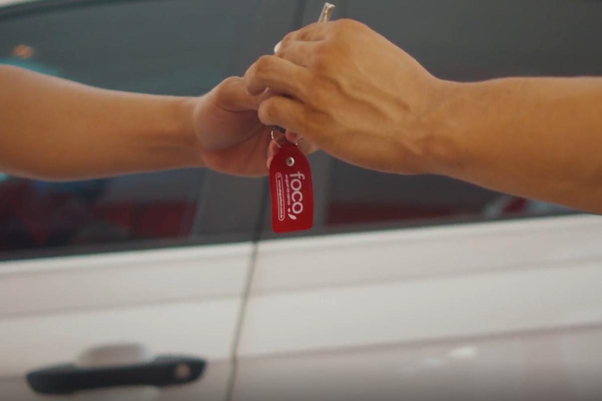 erros ao alugar um carro: uma pessoa alugando o carro